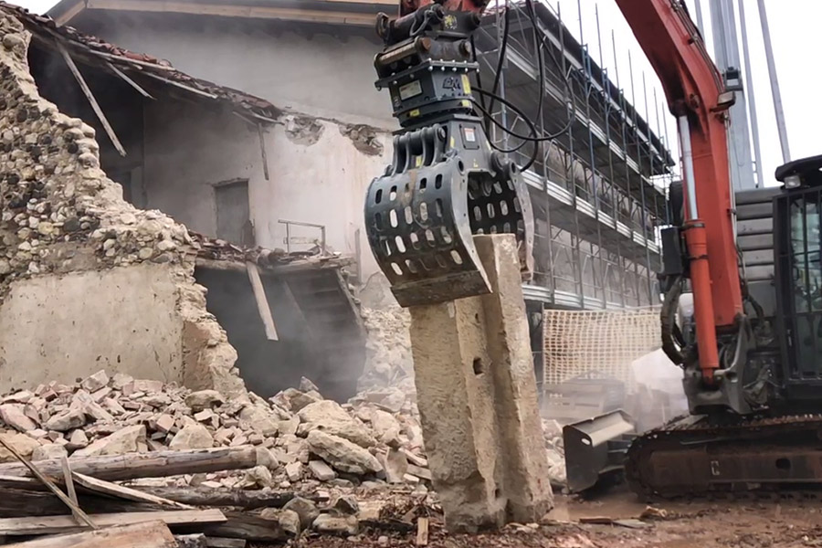 Pinza selezionatrice G 180 mentre demolisce una casa di montagna e seleziona il materiale da frantumare e dal legno.