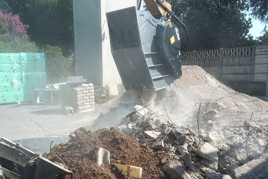 Benna frantoio CBF 70 a lavoro in un cantiere di riciclo inerti derivanti da demolizione edificio commerciale.