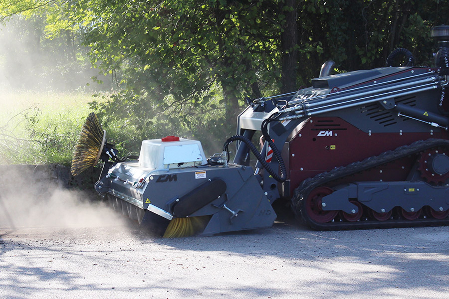 Benna spazzatrice CBS 200 HD montata su Multiskid RC, pulizia strada a seguito dell'escavazione di una trincea per la posa dei cavi per la fibra ottica.